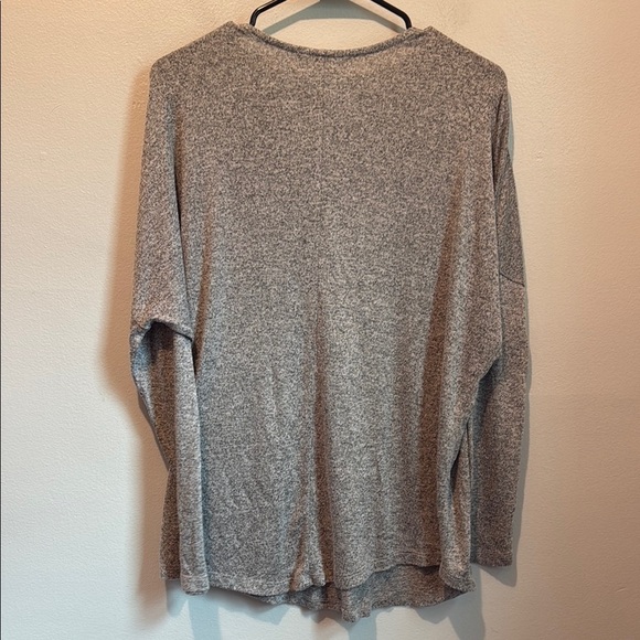 Active USA Large Lightweight Gray V-Neck Women's Top - Picture 6 of 6